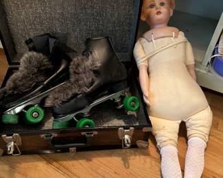 VINTAGE ROLLER SKATES WITH VINTAGE CASE 