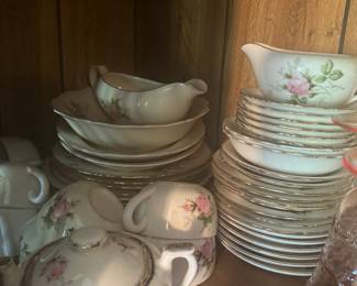SET OF VINTAGE DISHES 