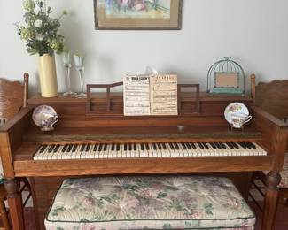 BEAUTIFUL SPINET PIANON IN WONDERFUL CONDITION! THE SOUND IS AMAZING 