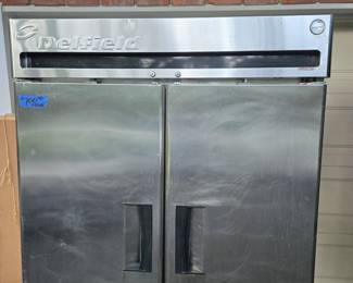 Restaurant reach in cooler