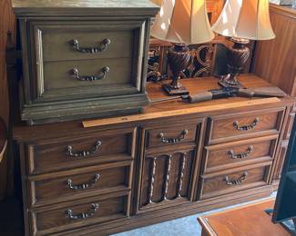 Dresser with Mirror/Assorted Lamps
