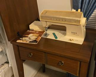 Singer Futura II - Model 920 in cabinet