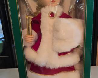 Illuminated & animated caroler