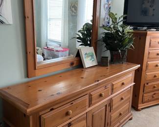 BROYHILL PINE BEDROOM SET