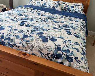 BROYHILL COTTAGE PINE QUEEN BED