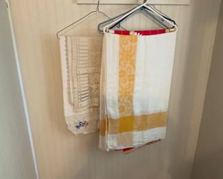 VINTAGE TABLE LINNENS 