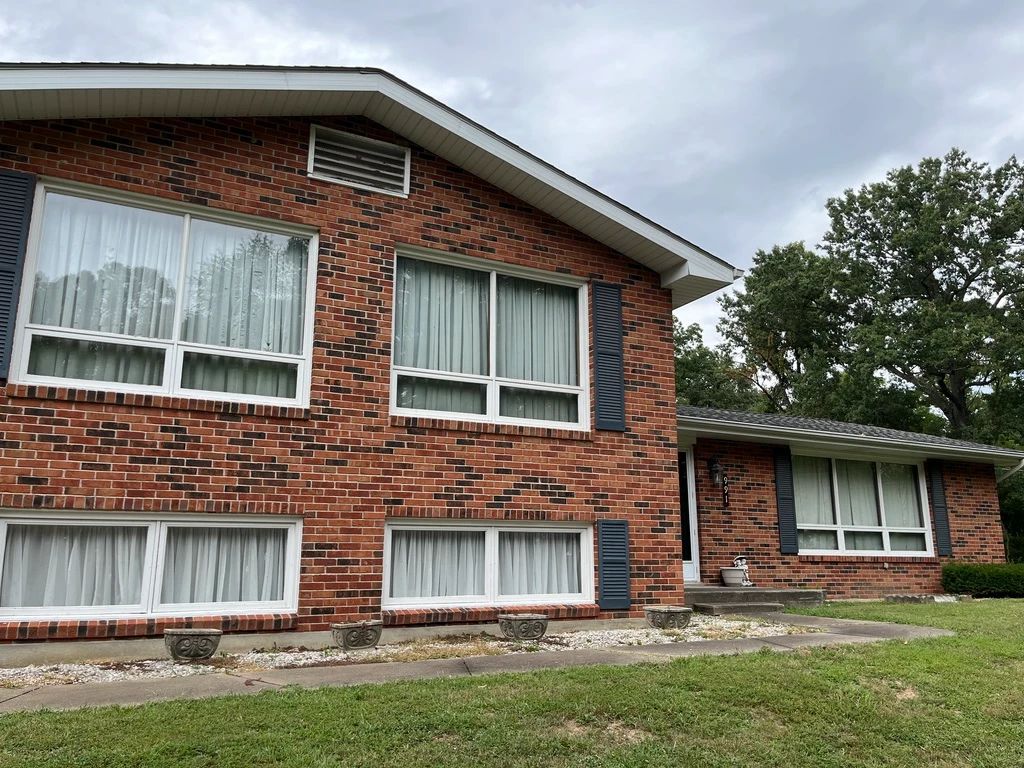 WONDERFUL HOUSE BACKED WITH NICE ITEMS