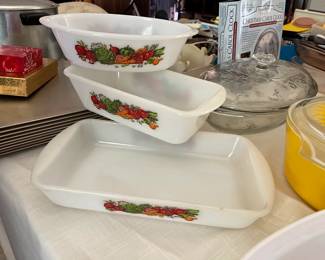 SET OF CASSEROLE DISHES