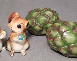 LM083 Vintage Novelty Salt Peppers