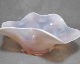 LM073 Pink Opalescent Art Glass Bowl
