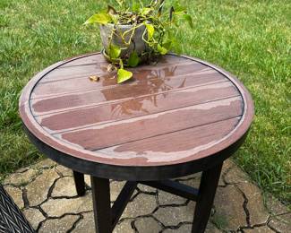 ROUND PATIO TABLE