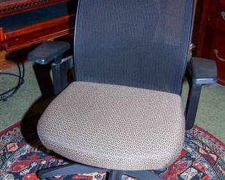 Swivel office chair