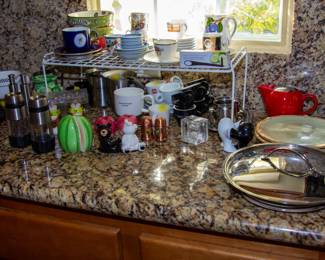 Assortment of kitchen pieces