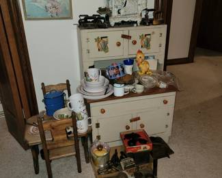 Children's toy stoves, kitchen items
