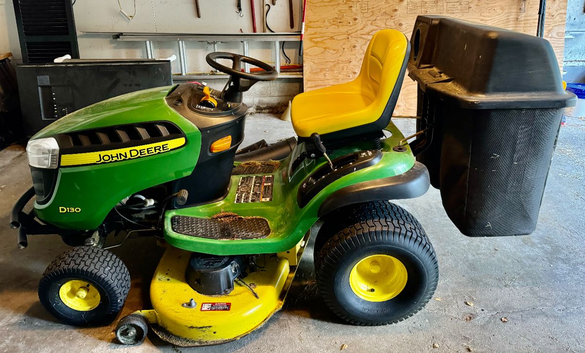 John Deere D130 Riding Lawn Mower