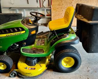 John Deere D130 Riding Lawn Mower