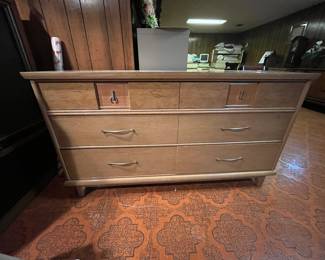 MCM Kroehler dresser