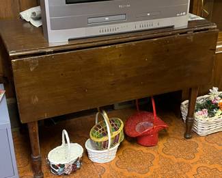 Double drop leaf wood table