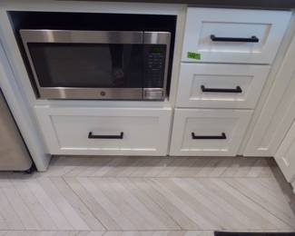 For prices & more info,&nbsp;copy & paste link below:&nbsp;

https://beforeudemo.com/sales-event/naperville-brick-cape-cod-style-home-demolition-sale/