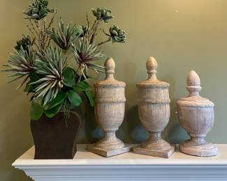 Distressed Finial Decor Indoor / Outdoor (Like New) 