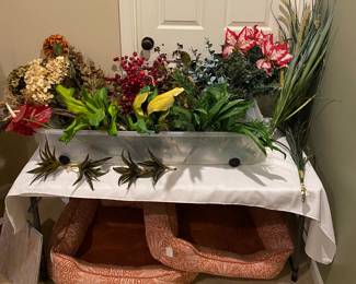 Like New Pet Dog Beds, Many to choose from • Plant Decor Greenery 