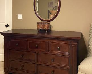 Beautiful Chest of Drawers / Dresser Bedroom Furniture 