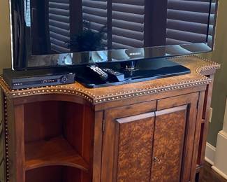 Gorgeous TV Stand & Flatscreen TV 
