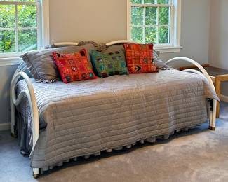 Metal Daybed with Trundle