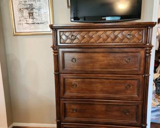 Sanyo  32" -  720p HD LCD Television, chest of drawers 