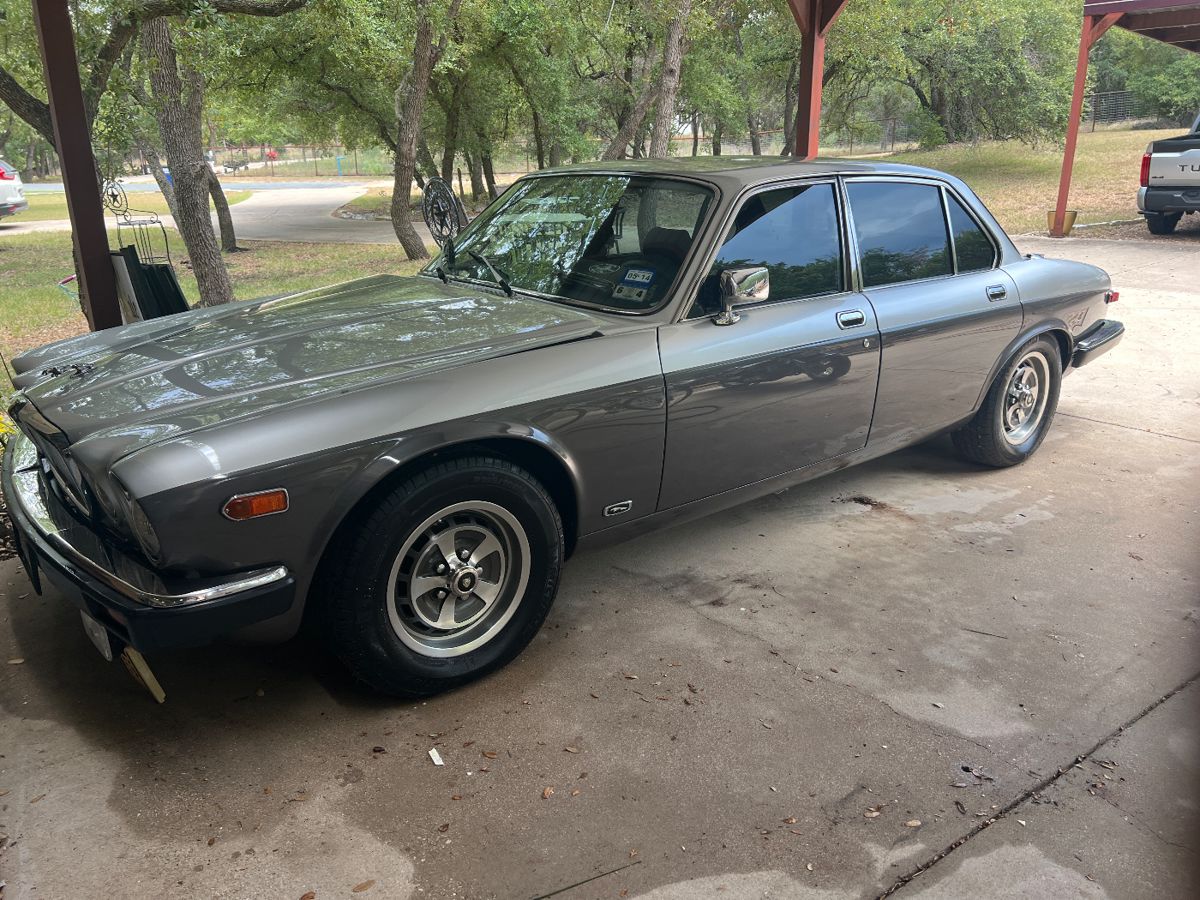 $10,500.00~ OBO~ WOW! 1981 JAGUAR JXT12 ( A RARE FIND) 39,840 MILES ~ INOPERABLE BUT INTERIOR AND EXTERIOR IN PRISTINE CONDITION ! ~ LOTS OF NEW PARTS AND CATALOGS INCLUDED