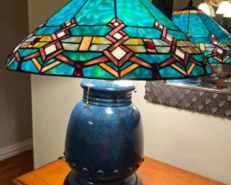 TIFFANY STYLE STAINED GLASS LAMP