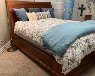 GORGEOUS QUEEN SIZE SLEIGH BED