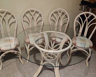 Glass-top round rattan table/4 side chairs