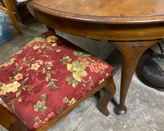 image of one of the chairs that go with this great kitchen tsble