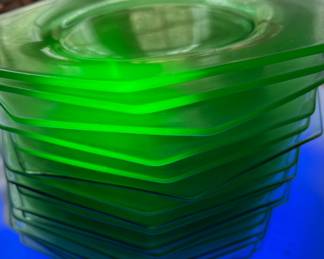 Green glass plates light up under 365nm black light