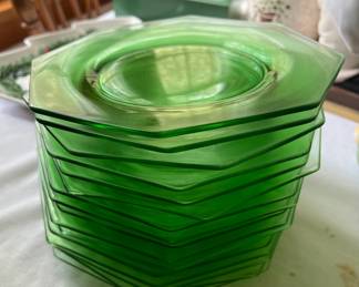 Green glass plates light up under 365nm black light