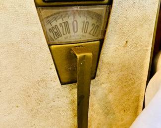 Detector vintage bathroom scale