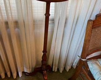 Colonial-style wood pedestal stand/plant stand.