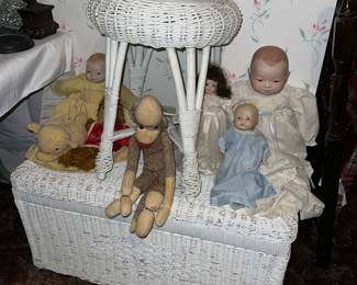 • Wicker stool & Wicker Trunk