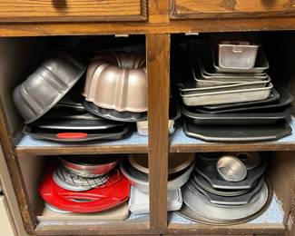 Many kitchen oven pans