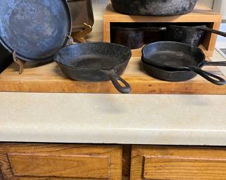 Most of these old skillets are Wagner Ware or Griswold.