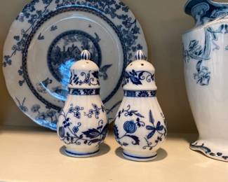 Blue Onion Danube Vienna Woods Salt and Pepper Shakers Seymour Mann 