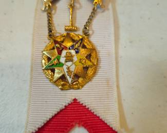 14 k gold Madonic badge