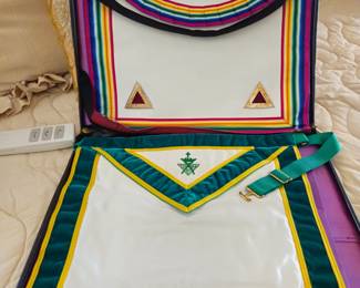 Masonic aporn and carrying case