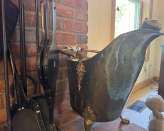 Large brass coal bucket with Delft handle 