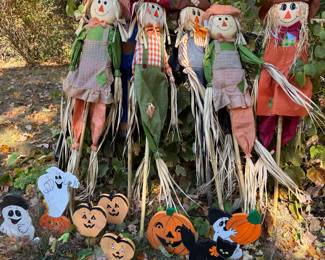 Scarecrows and Halloween decor 