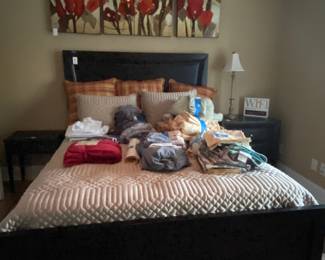 Nice queen size bed! 