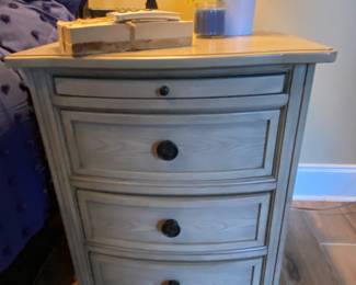  Nice matching nightstands.