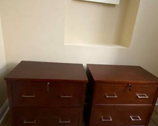 2 nice office cabinets with key. 