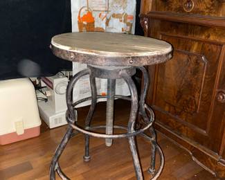 Rotating barstool/workshop stool